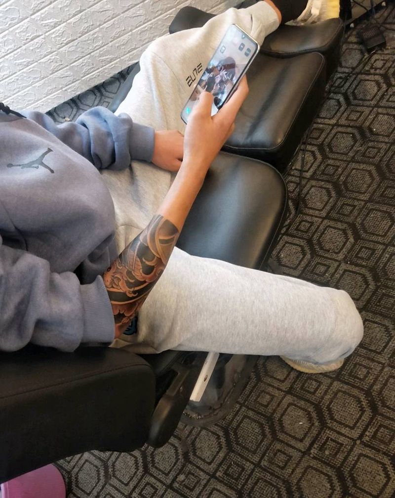 鱼纹身图片_手部老传统纹身图案