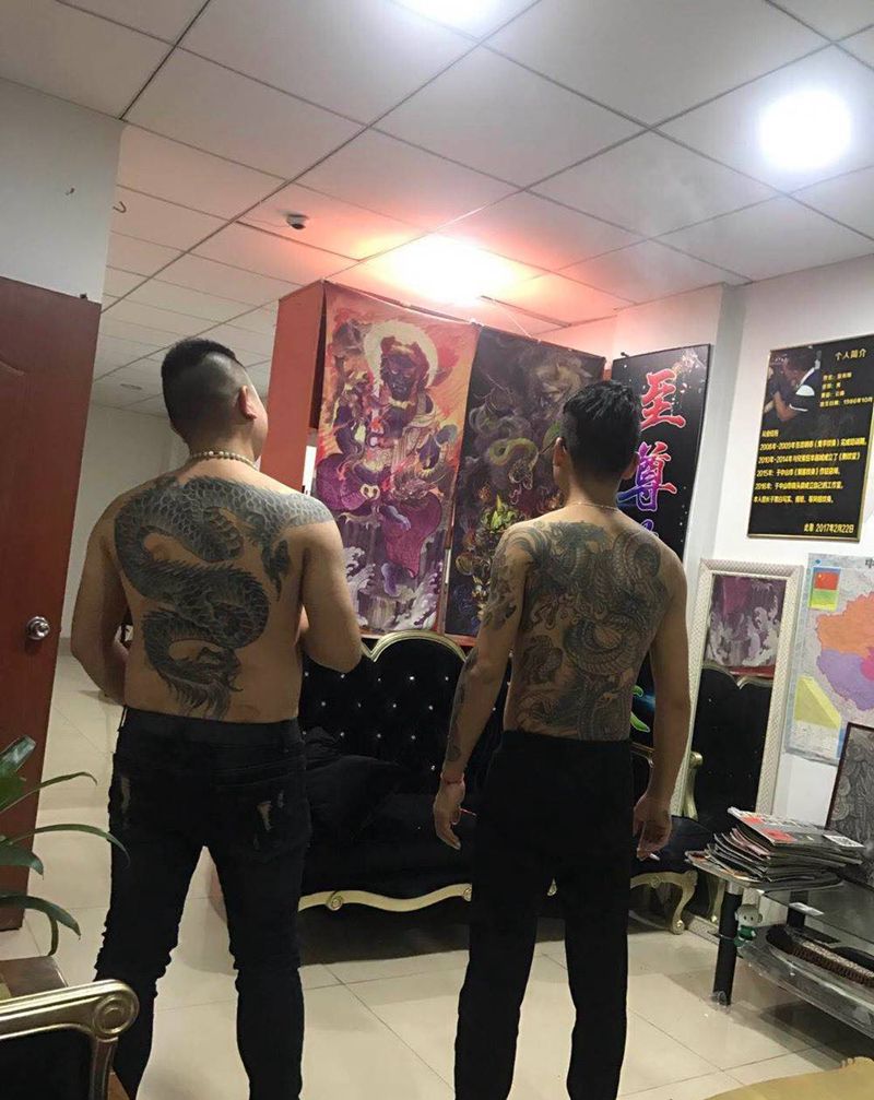 问我路在何方，路就在脚下。纹身图片