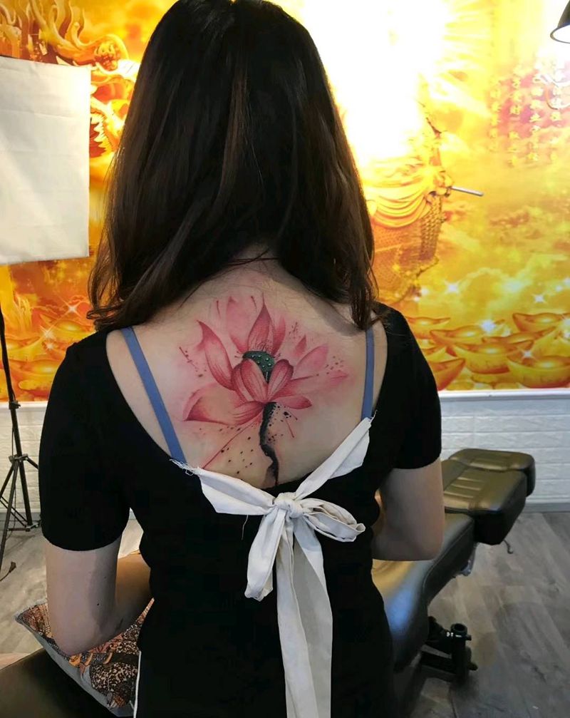 水墨荷花纹身图片_背部水墨纹身图案