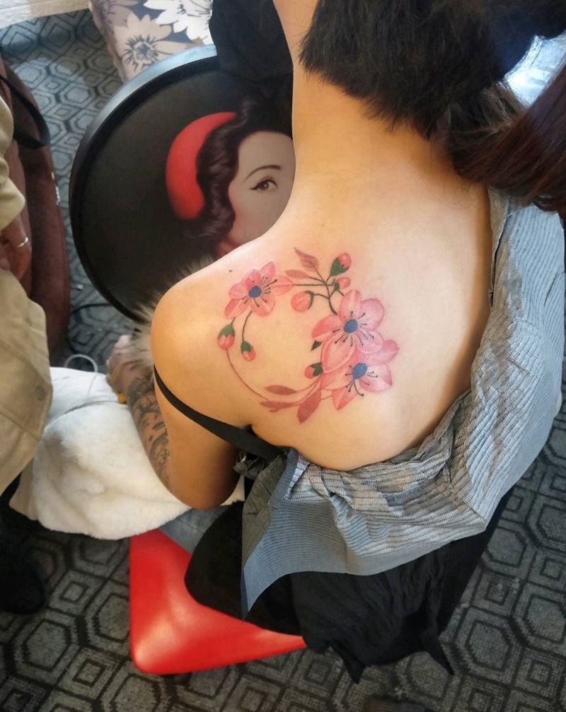 花纹身图片_肩部水彩纹身图案