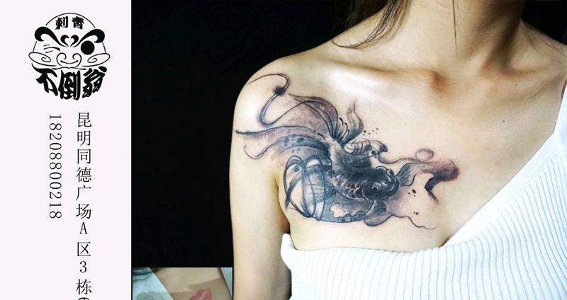 金鱼小遮盖纹身图片_胸部水墨纹身图案