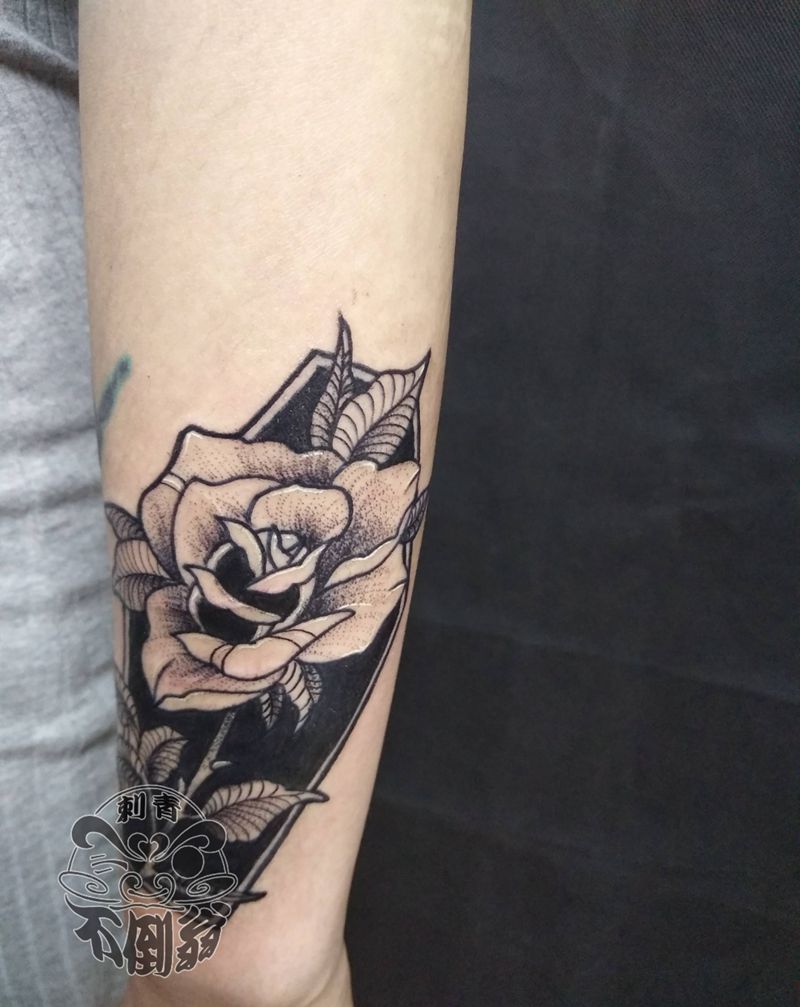 暗黑玫瑰纹身图片_手臂纹身图案