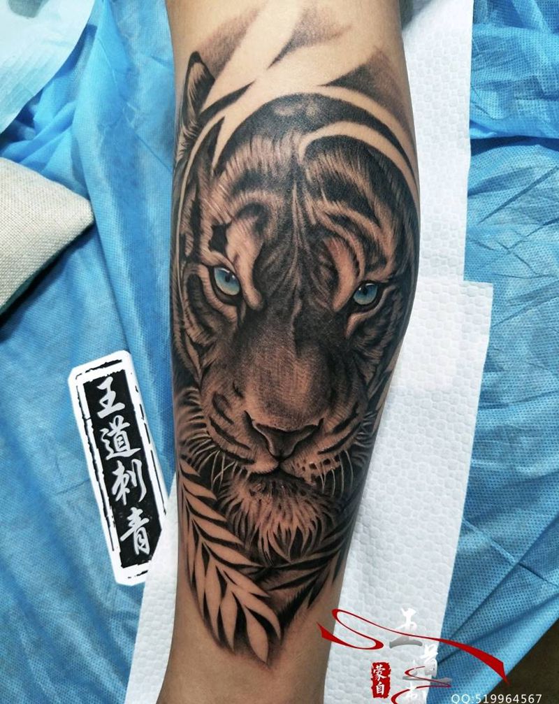 老虎纹身图片_脚部腿部欧美写实新传统老虎狮子纹身图案