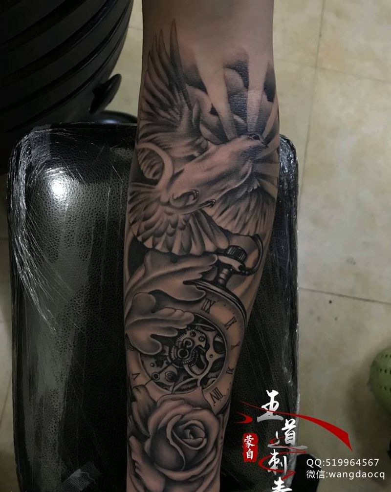 鸽子，钟表，玫瑰纹身图片_手部手臂欧美写实新传统鸽子钟表玫瑰纹身图案
