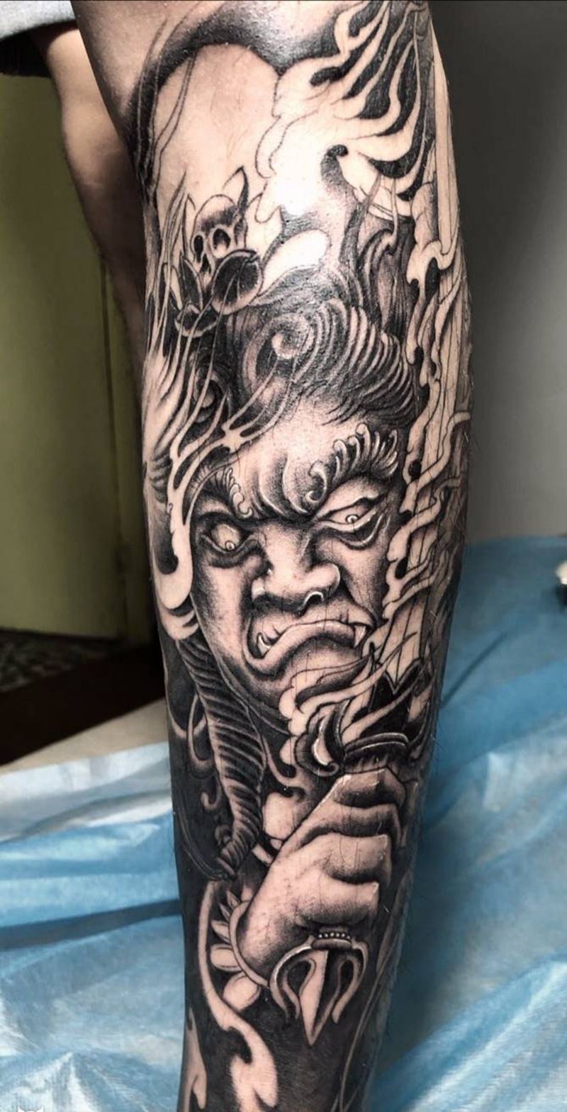 小腿不动明王纹身图片_新传统纹身图案
