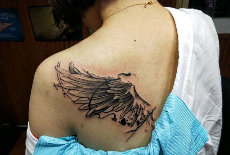 翅膀纹身图片_背部欧美清新几何成品纹身图案