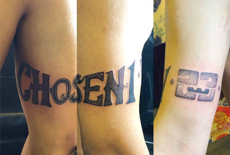 詹皇臂环纹身图片_手臂花体字纹身图案