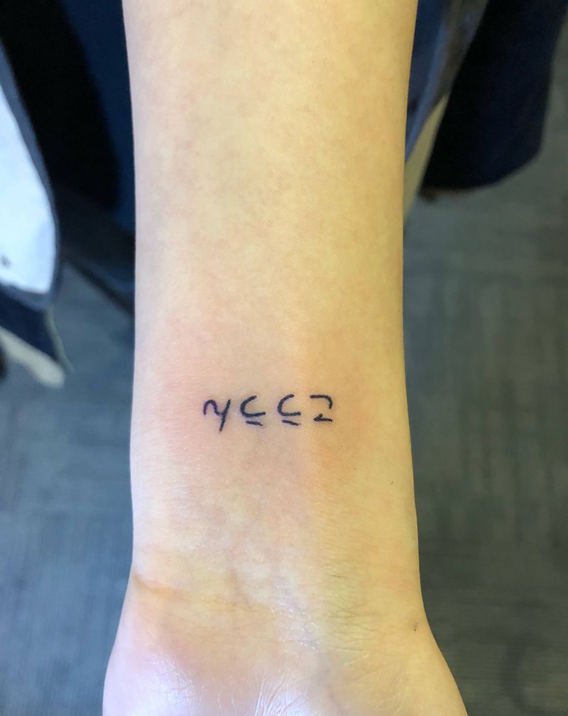 幸运纹身图片_手部花体字纹身图案