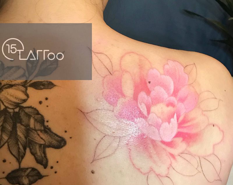 牡丹纹身图片_背部肩部纹身图案