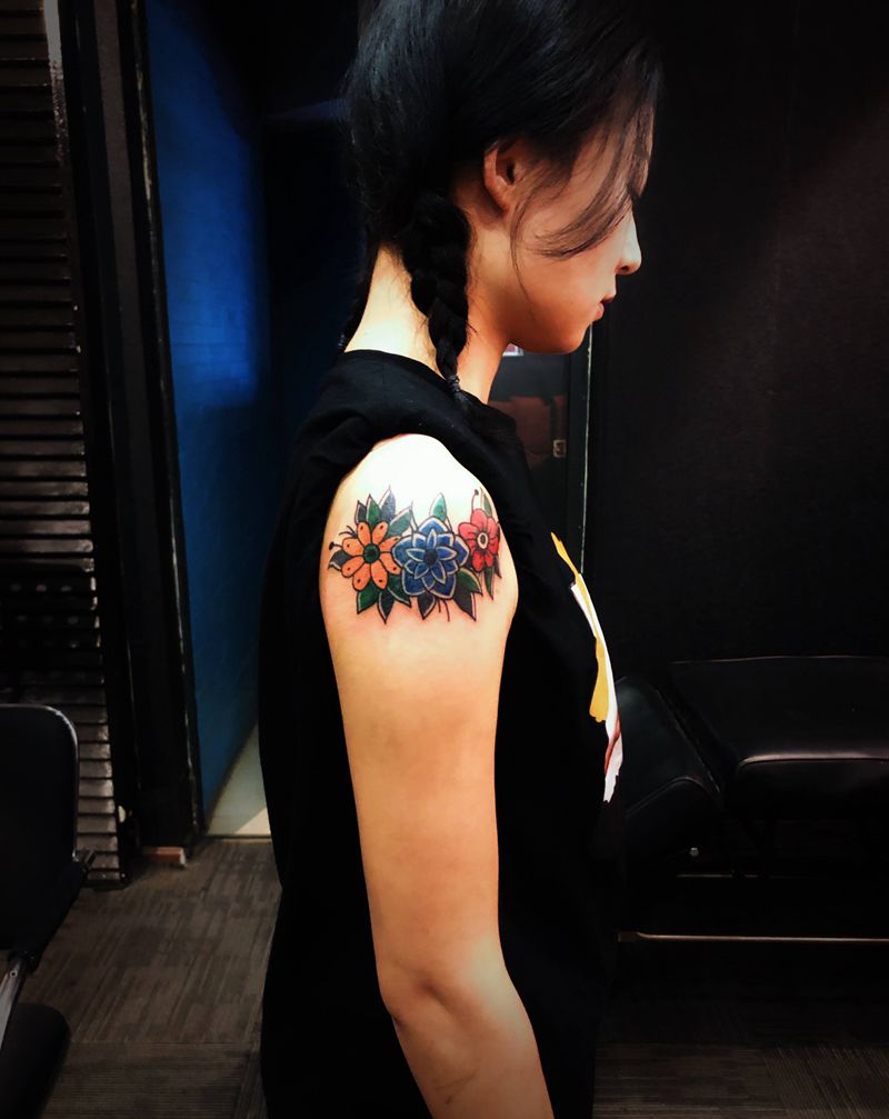 肩花纹身图片_肩部Old School纹身图案