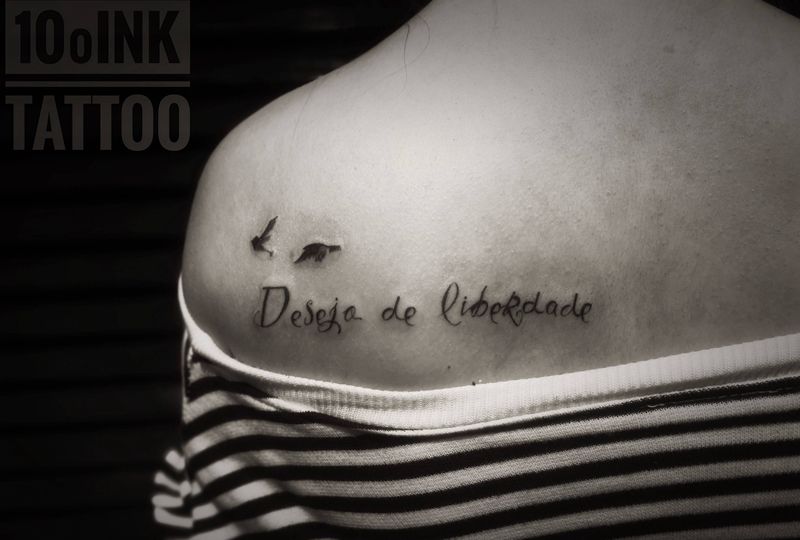 这是法语吧纹身图片_背部花体字纹身图案