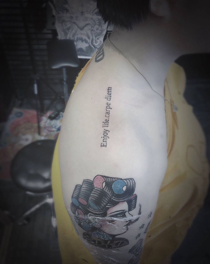 享受生活纹身图片_肩部花体字纹身图案