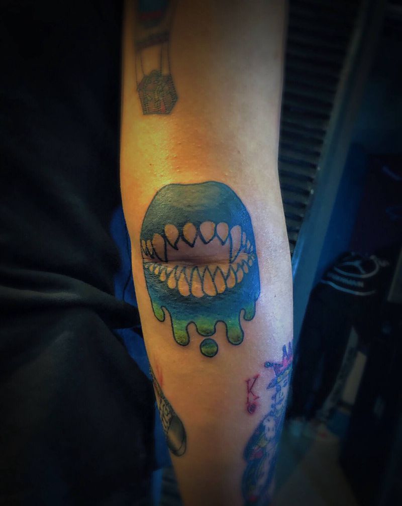 嘴牙纹身图片_手臂Old School纹身图案