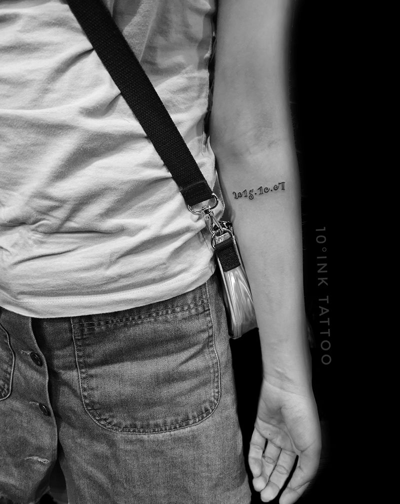 赠送字母纹身图片_手臂花体字纹身图案