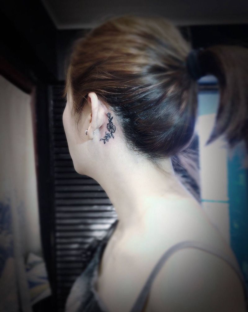 性感纹身图片_颈部点刺纹身图案