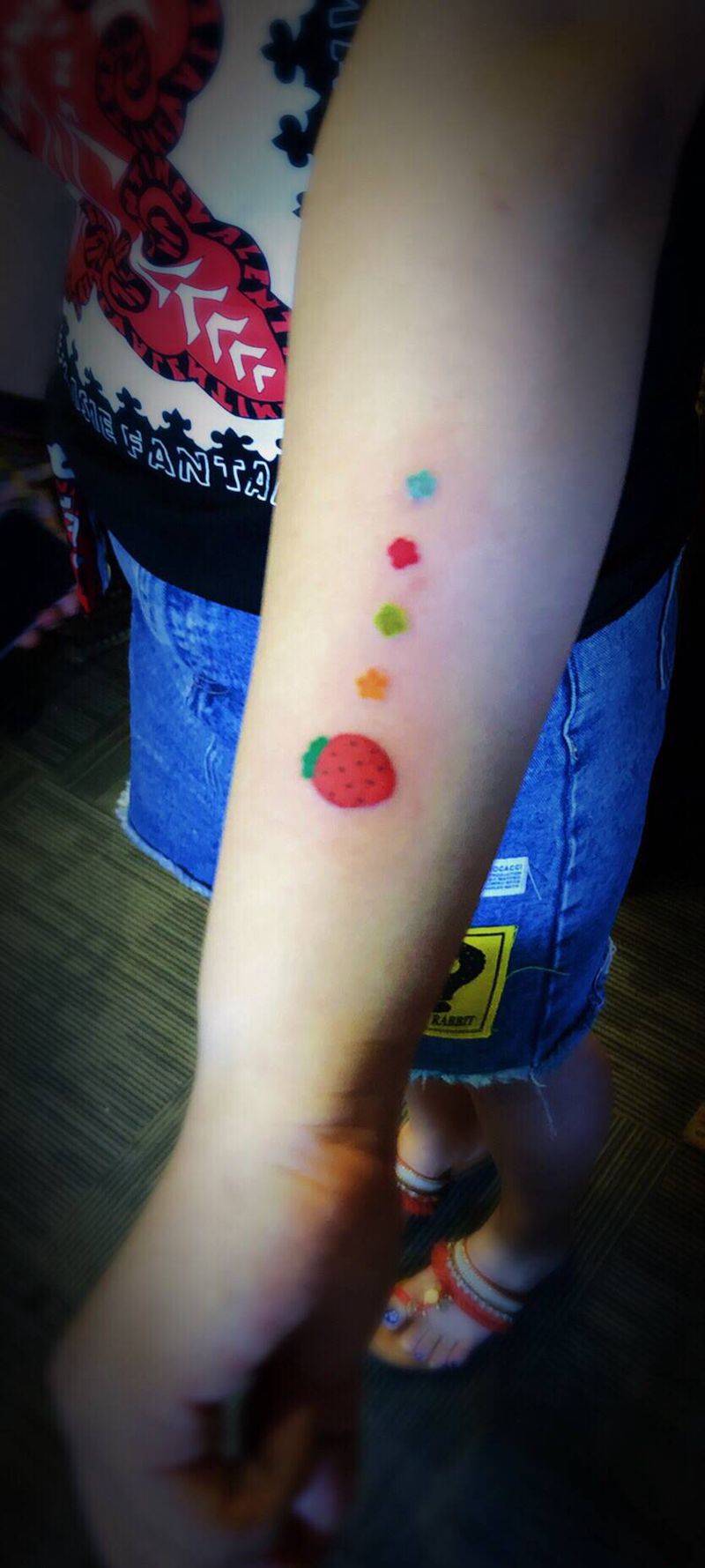 草莓纹身图片_手臂纹身图案