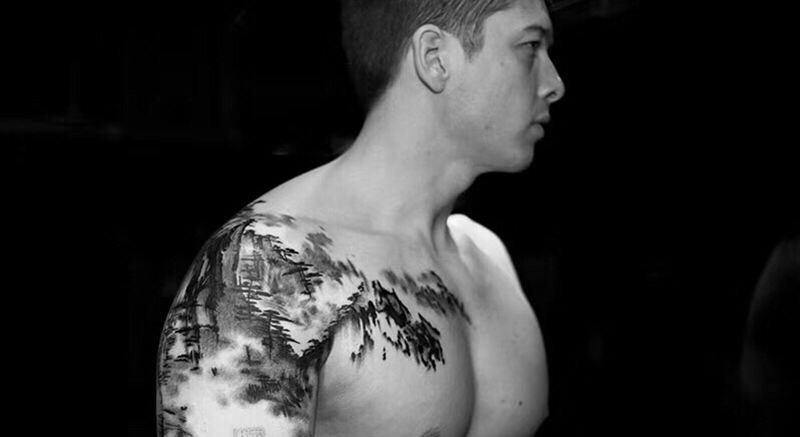 山水画纹身图片_肩部胸部纹身图案