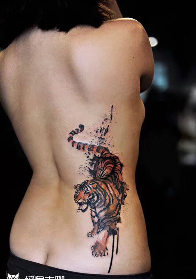 虎纹身图片_臀部背部纹身图案
