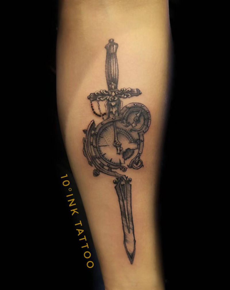 匕首表纹身图片_手臂欧美写实纹身图案