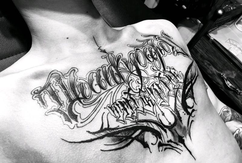 奇卡诺花体字纹身图片_胸部欧美字符成品纹身图案