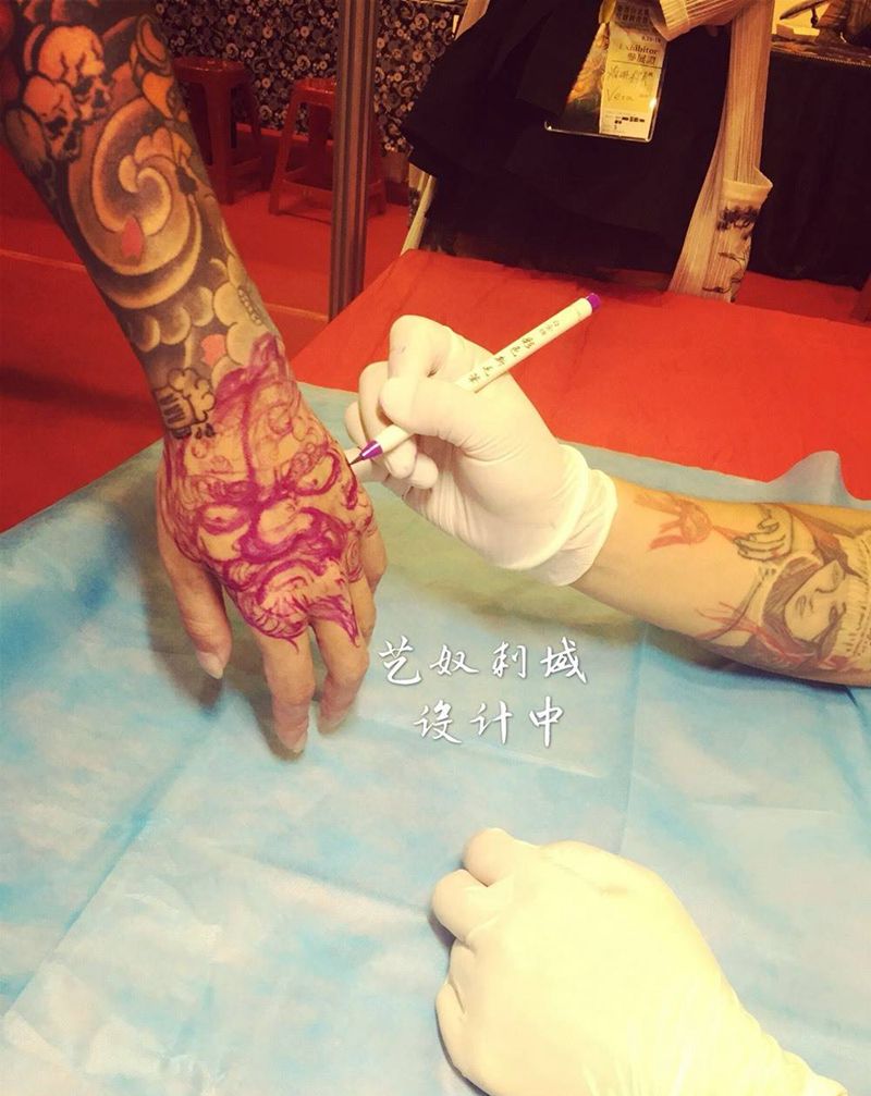 原创唐狮包手纹身图片_成品手部传统原创艺奴刺域纹身图案