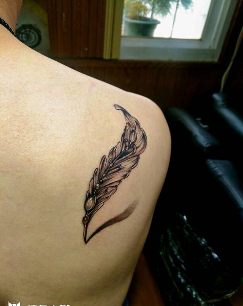 羽毛纹身图片_背部清新写实羽毛纹身图案