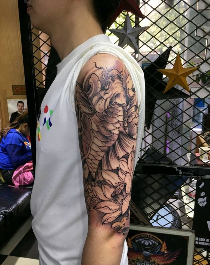 锦鲤纹身图片_手臂新传统纹身图案