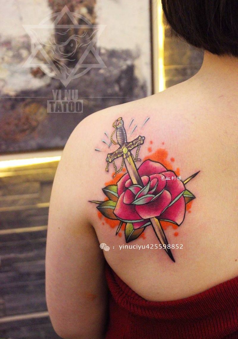 原创玫瑰-剑纹身图片_成品背部欧美原创艺奴刺域花纹身图案