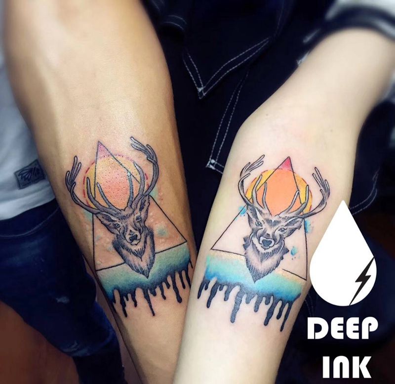 情侣鹿头纹身纹身图片_成品手臂手部情侣动物几何纹身图案
