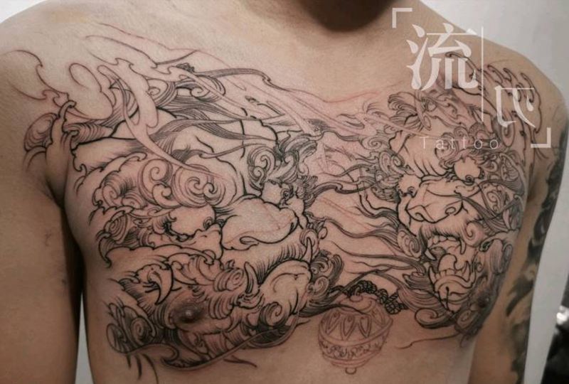 富贵双狮纹身图片_胸部新传统纹身图案