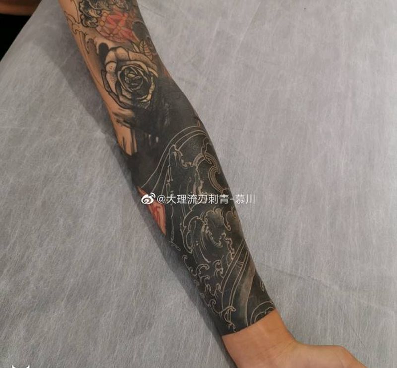 黑臂 浪纹身图片_手臂纹身图案