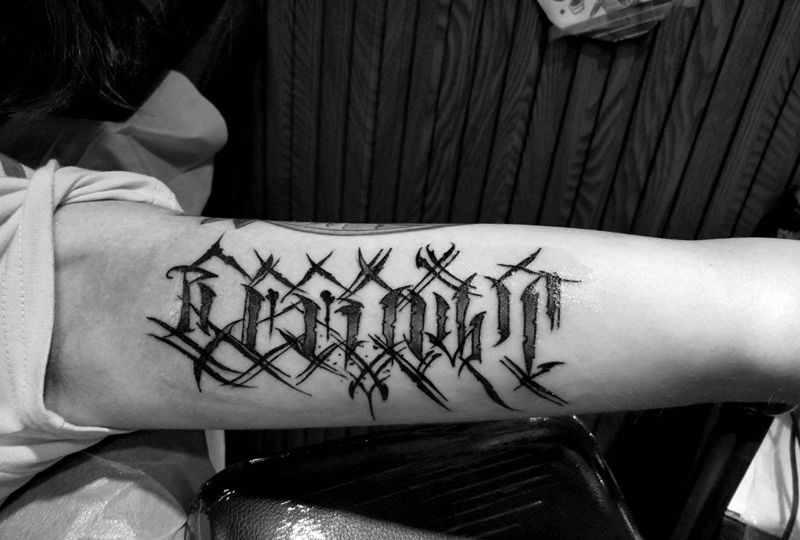 花体字纹身图片_手臂花体字纹身图案