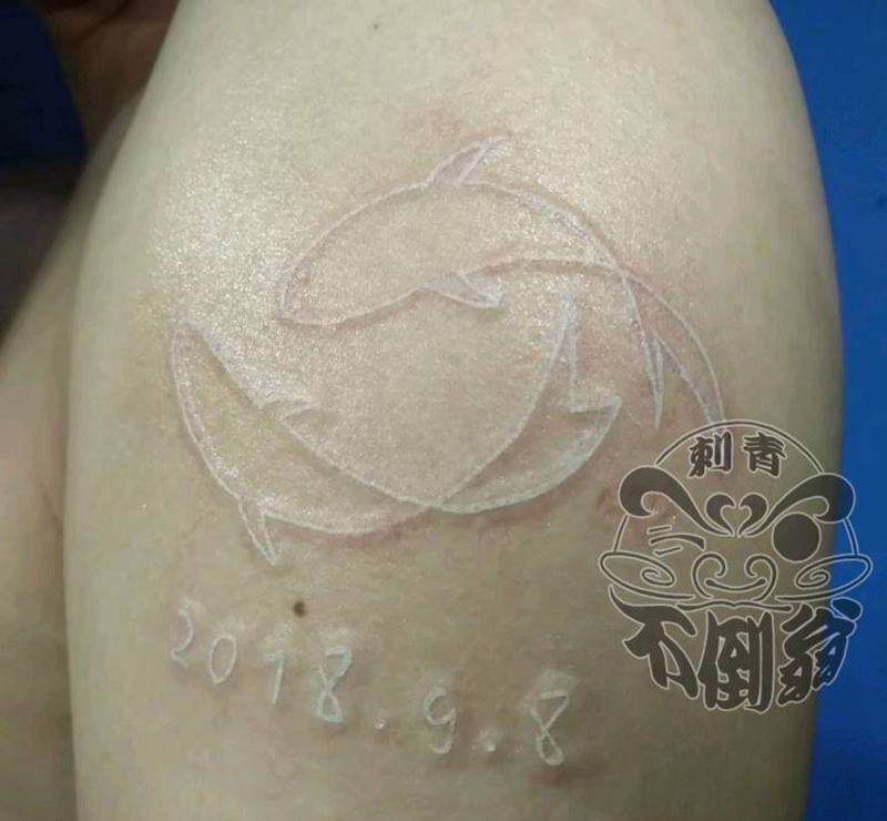 鱼纹身图片_手臂几何纹身图案