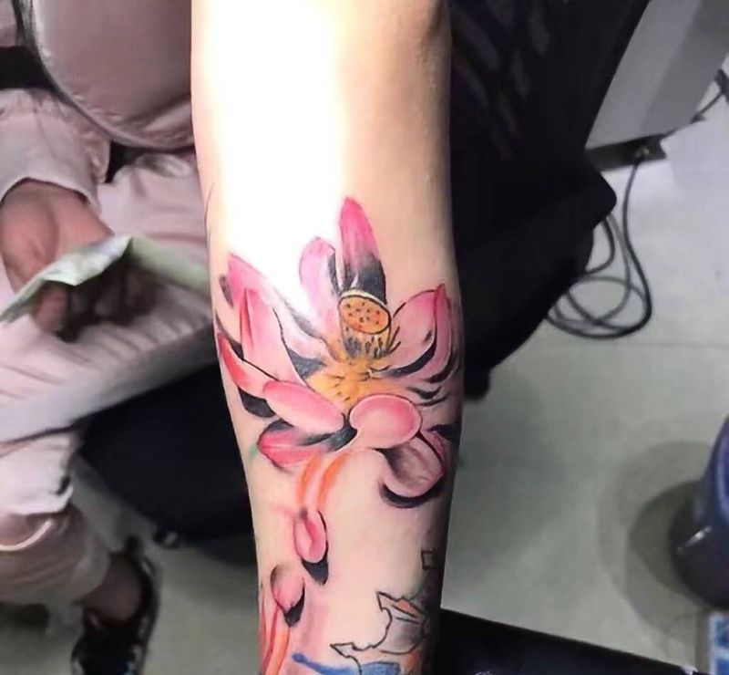 水彩荷花纹身图片_成品手臂清新植物纹身图案