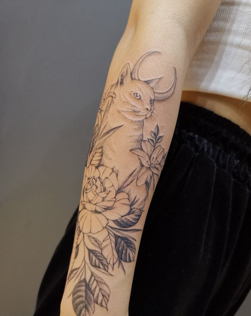 小臂素花纹身图片_手臂点刺素花猫纹身图案