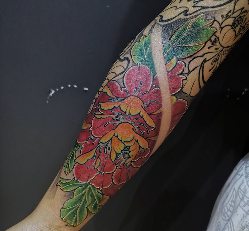 龙 牡丹花臂纹身图片_手臂新传统龙牡丹纹身图案