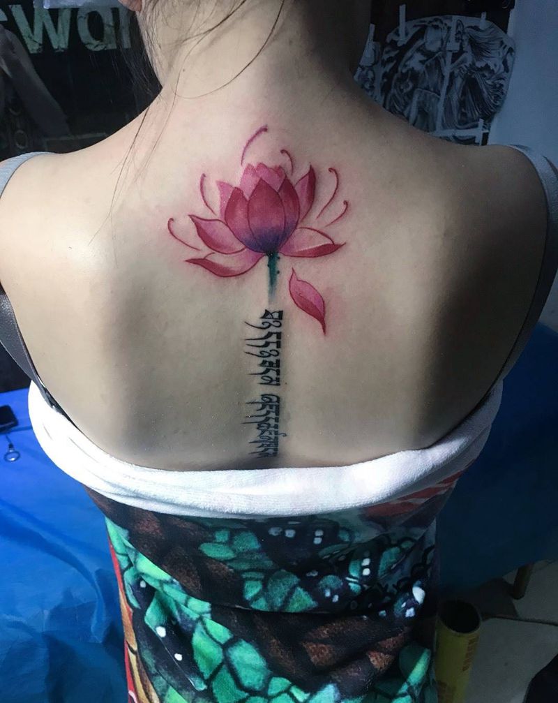 荷花藏文纹身图片_成品背部传统纹身图案