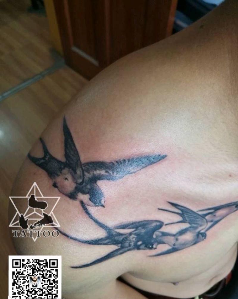 燕子纹身图片_肩部清新成品纹身图案