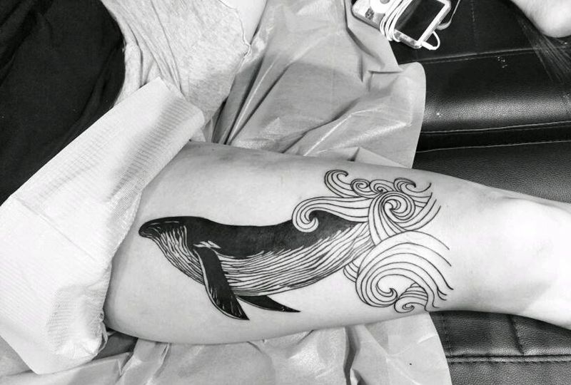 外国朋友喜欢的的鲸鱼纹身图片_腿部欧美动物成品纹身图案