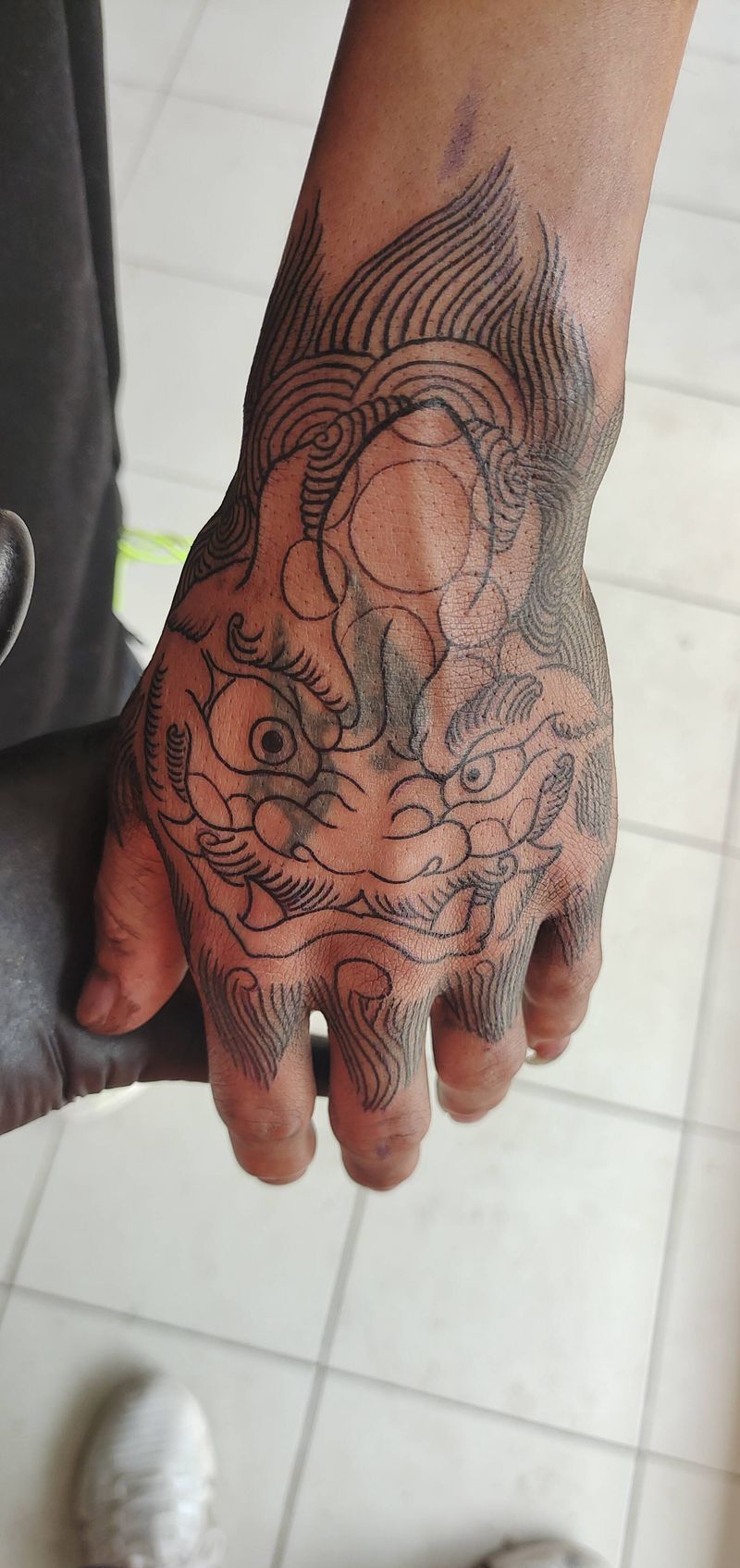 唐狮纹身图片_手部老传统纹身图案
