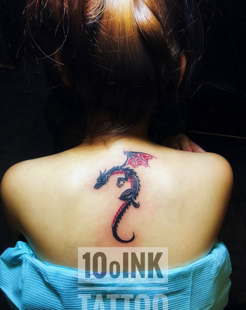龙纹身的女孩纹身图片_背部图腾纹身图案