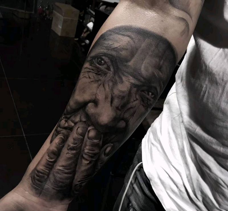小臂老人肖像纹身图片_手臂欧美写实纹身图案