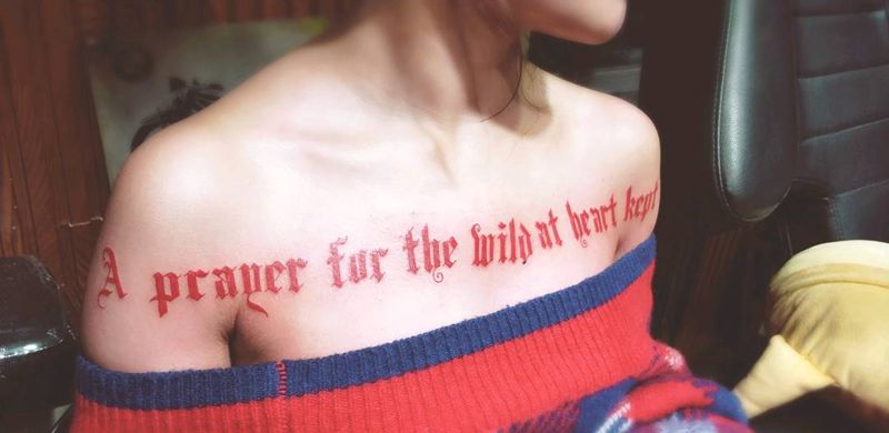 字母纹身图片_肩部背部欧美纹身图案