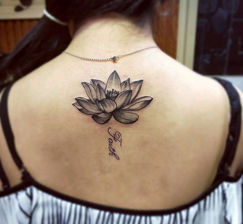 莲纹身图片_背部植物成品纹身图案