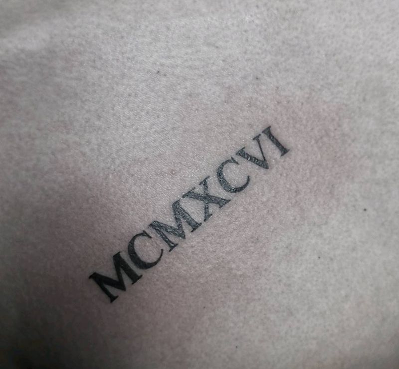 罗马数字纹身图片_胸部花体字纹身图案