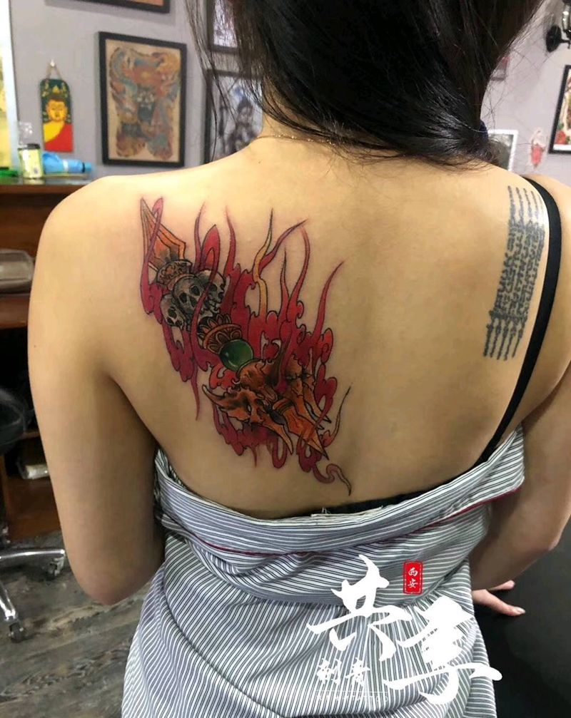 降魔杵纹身图片_背部新传统纹身图案