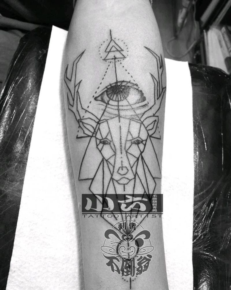 鹿头线条纹身图片