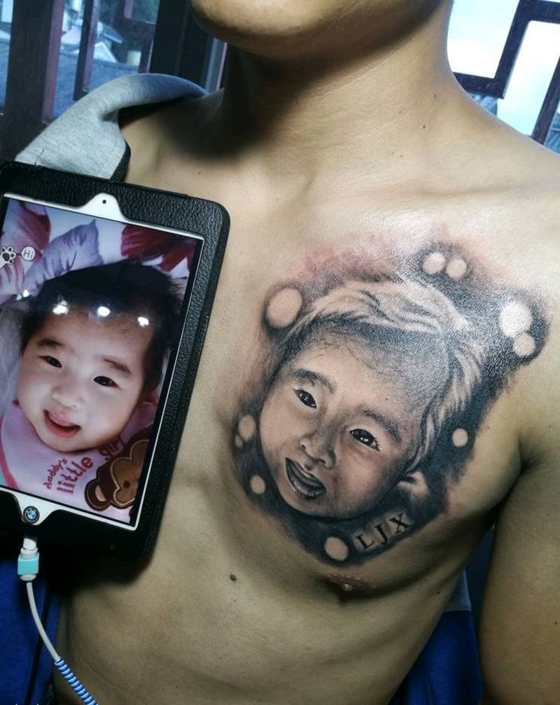 肖像八个月大小孩~纹身图片_胸部肖像成品纹身图案