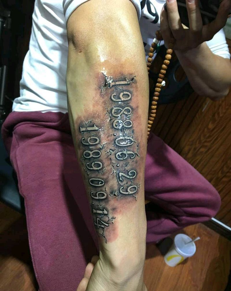 把爱留在身边纹身图片_手部写实原创成品手稿纹身图案