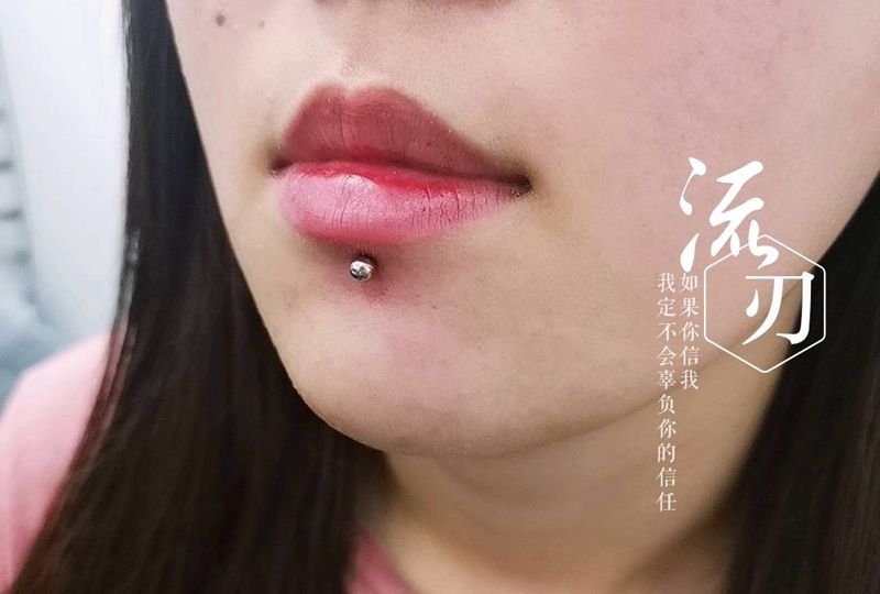 唇钉纹身图片_几何纹身图案